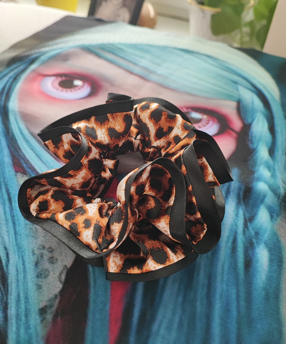 Signature scrunchie s lemem